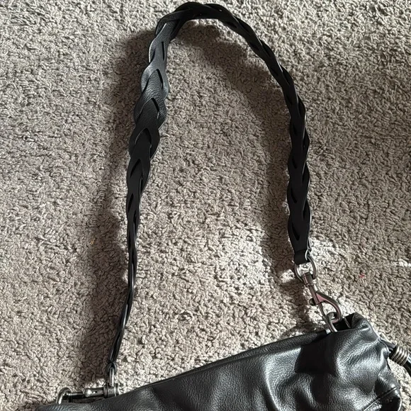 Elegant Black Leather Shoulder Bag - Picture 3 of 5